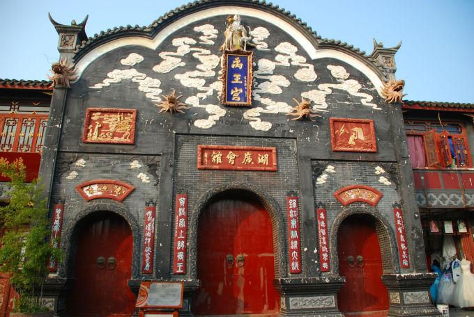 暑假放假姐姐让我帮忙带侄子说给我两千一个月，后来因为姐姐回来了我只带了20天姐姐发红包该收吗？